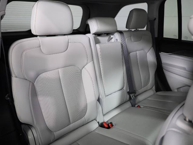 Used 2022 Jeep Grand Cherokee Overland w/ Luxury Tech Group IV AWD/4WD image 10