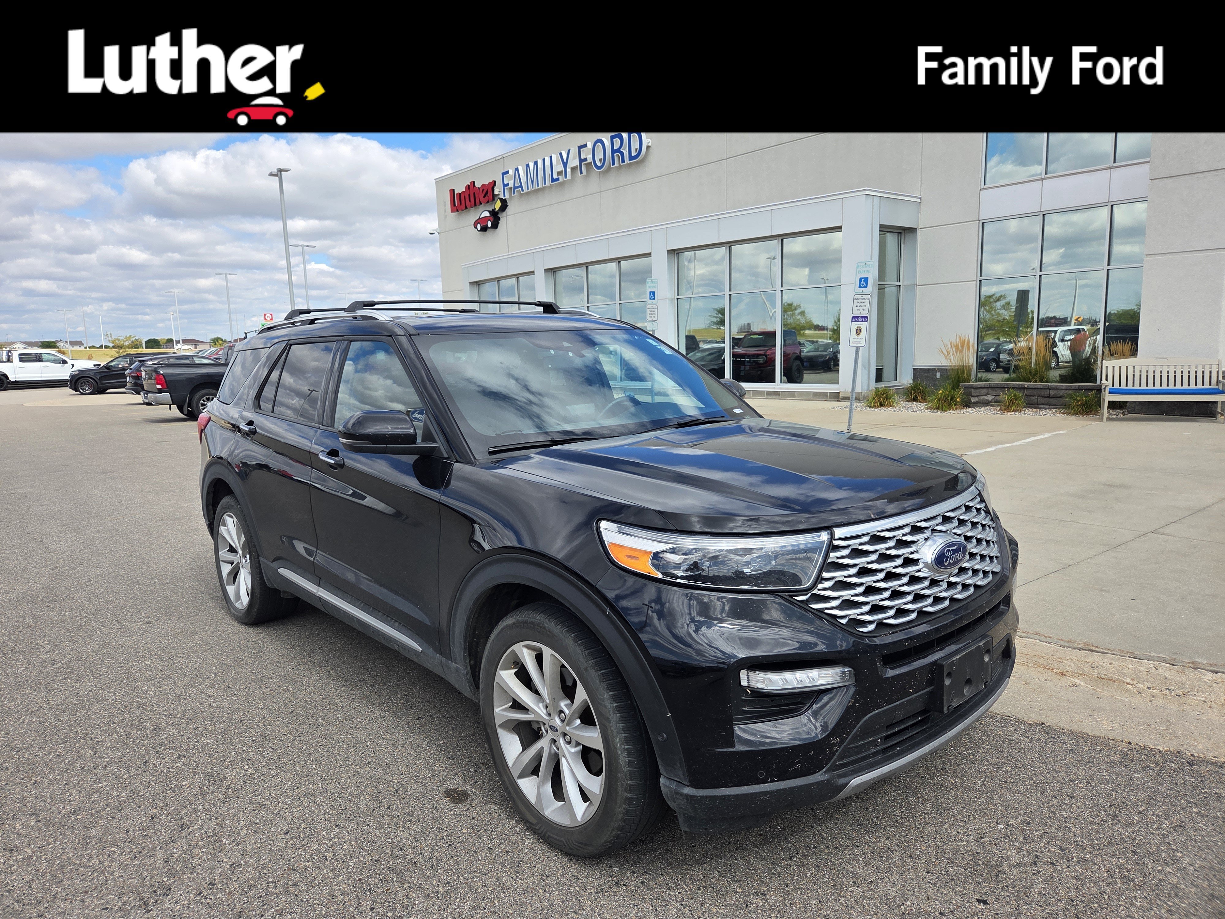 Certified 2022 Ford Explorer Platinum w/ Equipment Group 601A AWD/4WD image 1