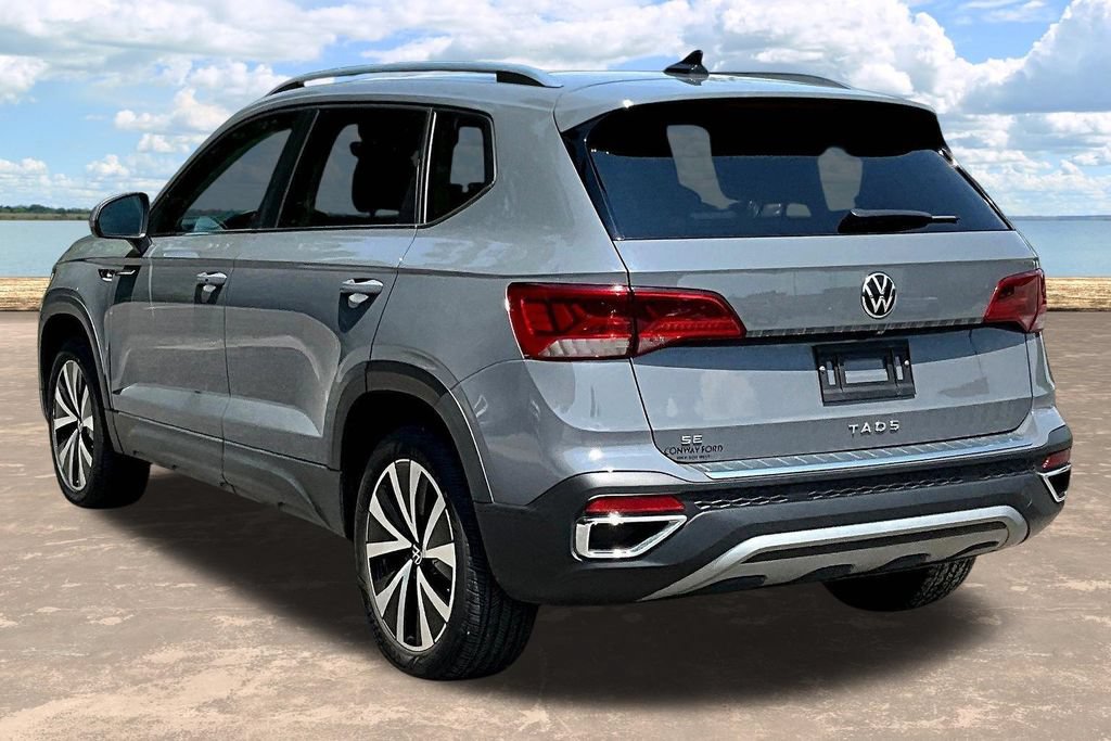 Used 2022 Volkswagen Taos SE w/ Panoramic Sunroof Package FWD image 5