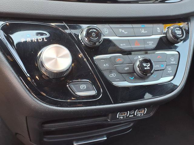 Used 2025 Chrysler Pacifica Select FWD image 12