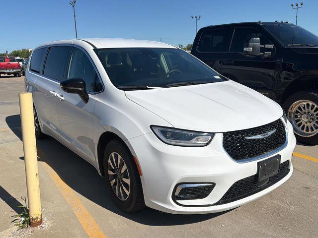 Used 2024 Chrysler Pacifica Limited FWD image 2