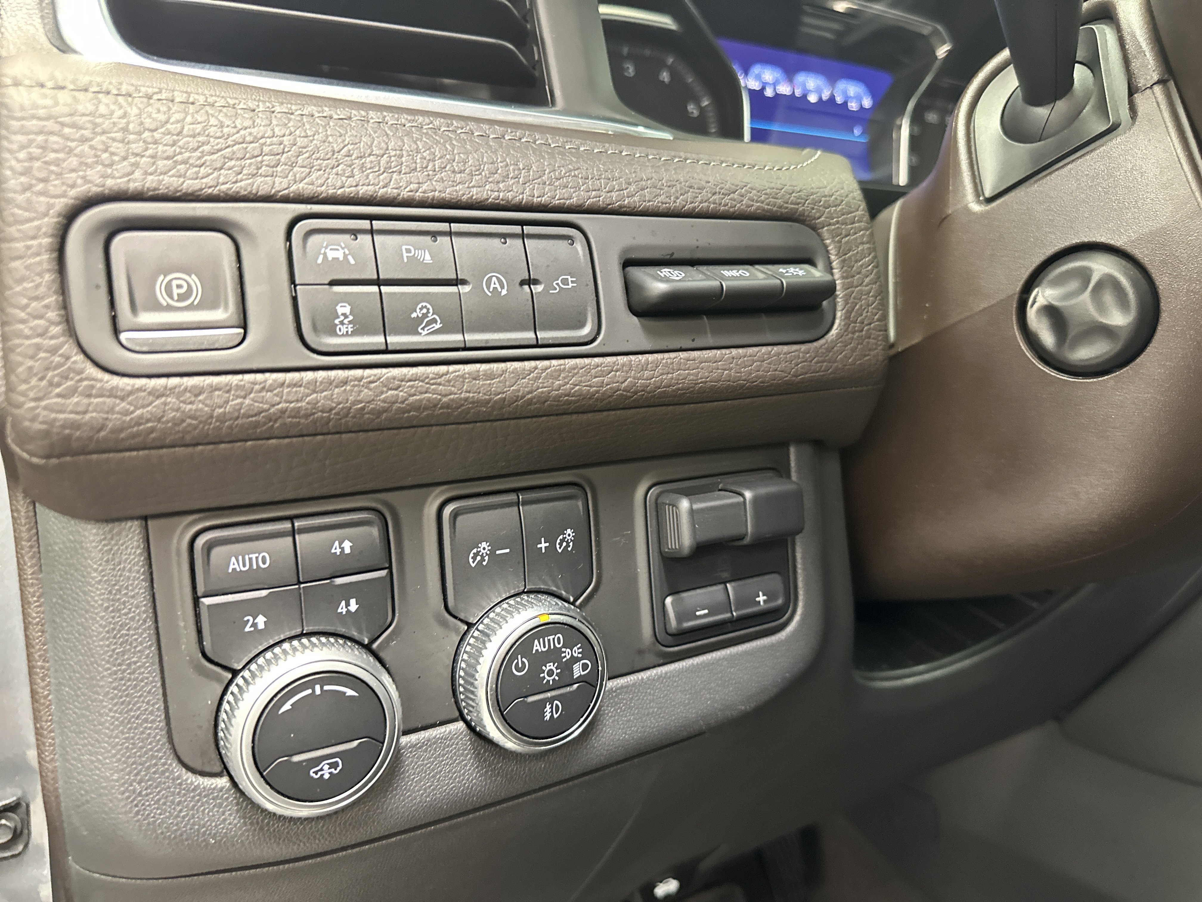 Used 2021 GMC Yukon Denali w/ Denali Premium Package image 25