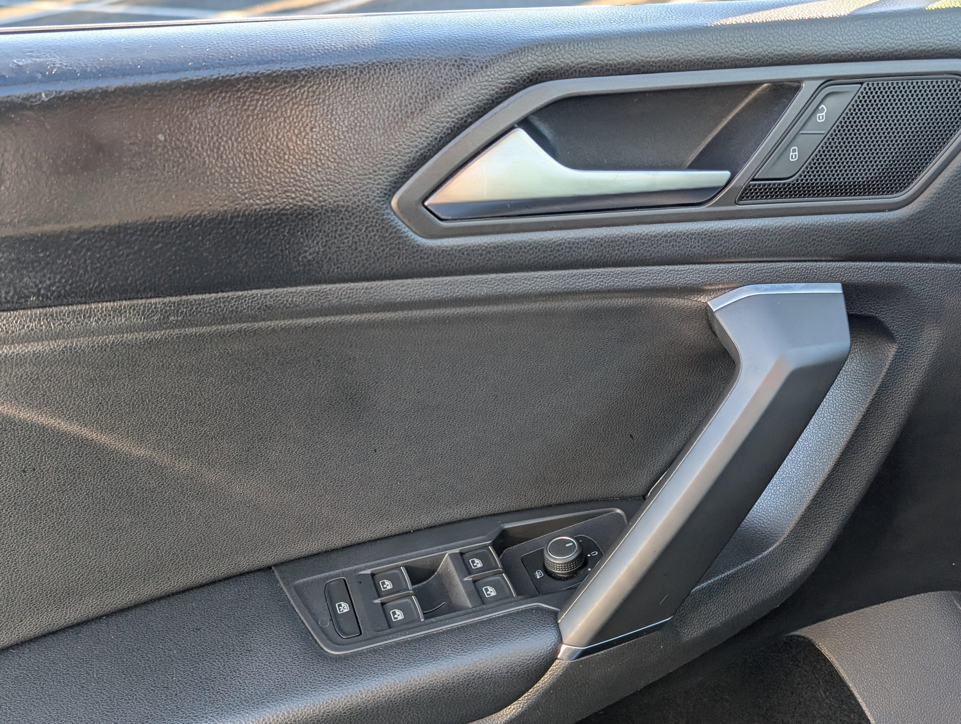 Used 2020 Volkswagen Tiguan SE image 19