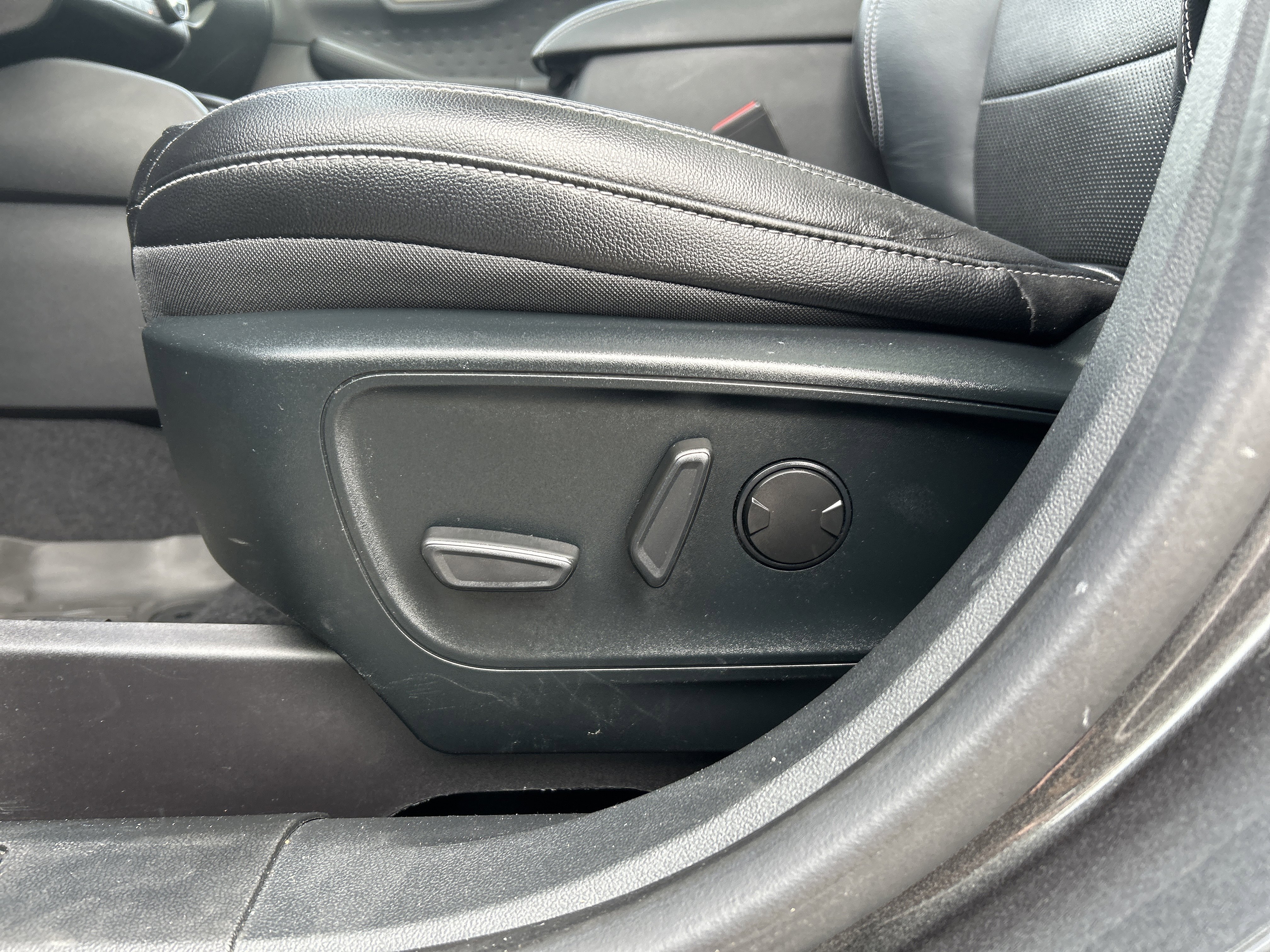 Certified 2020 Ford Escape Titanium image 18