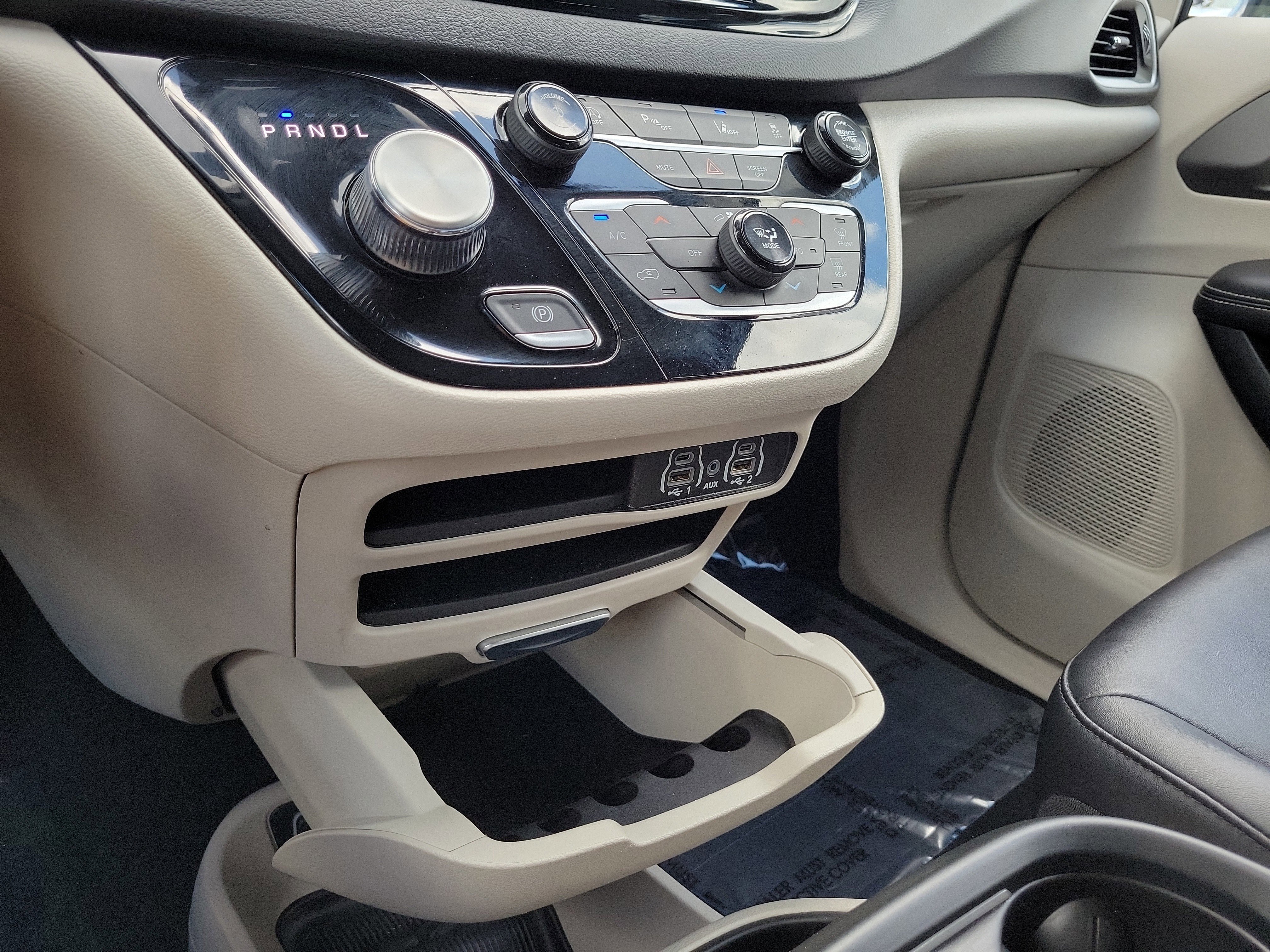 Used 2024 Chrysler Pacifica Touring-L FWD image 27