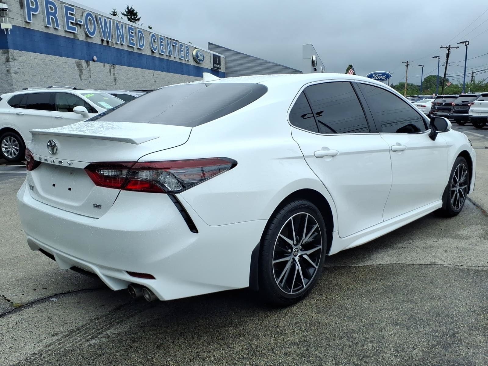 Used 2024 Toyota Camry SE w/ Cold Weather Package FWD image 3
