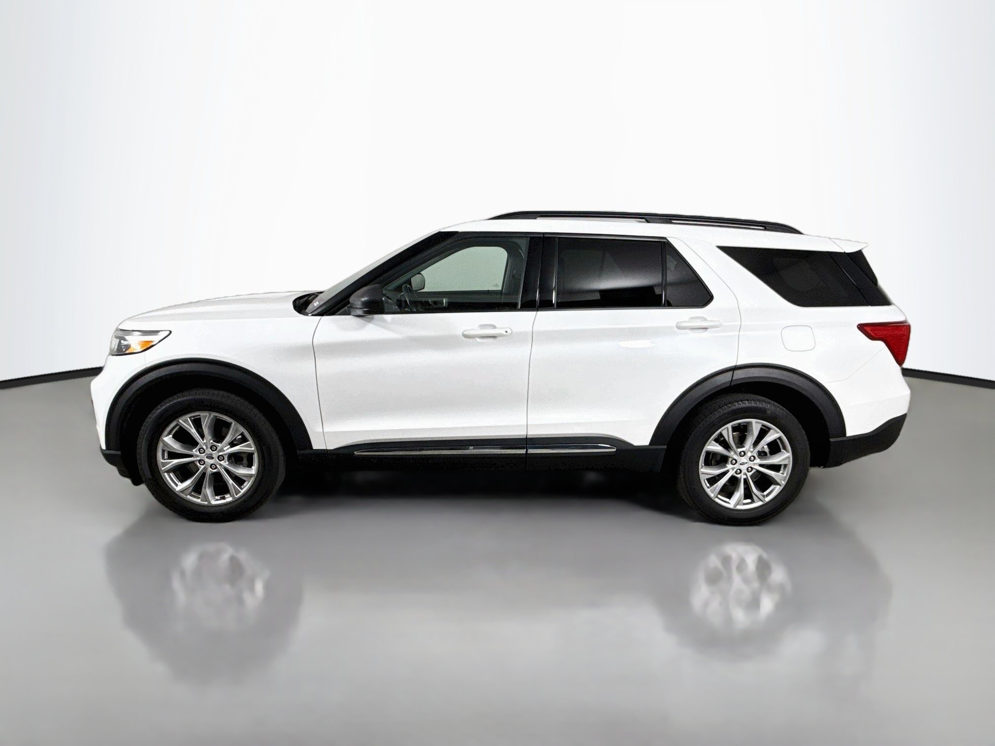 Certified 2023 Ford Explorer XLT w/ Equipment Group 202A AWD/4WD image 4