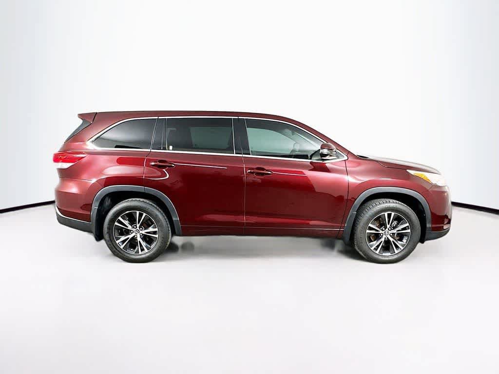 Used 2018 Toyota Highlander LE w/ Carpet Mat Package (TMS) AWD/4WD image 26