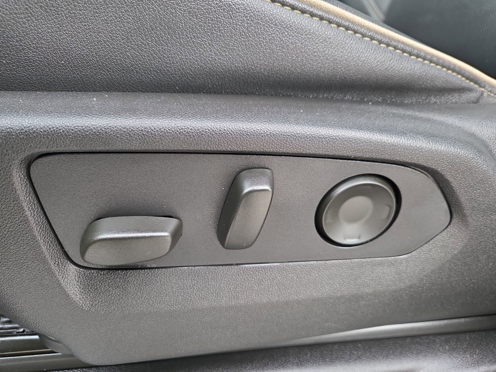 Used 2023 GMC Yukon XL SLT w/ SLT Premium Package image 16