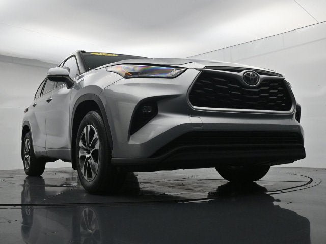 Used 2022 Toyota Highlander XLE AWD/4WD image 33