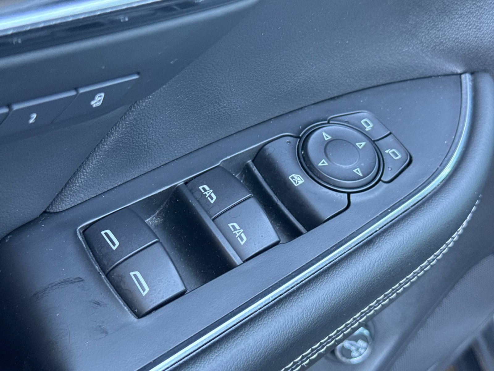 Used 2022 Buick Envision Essence w/ Sport Touring Package FWD image 11