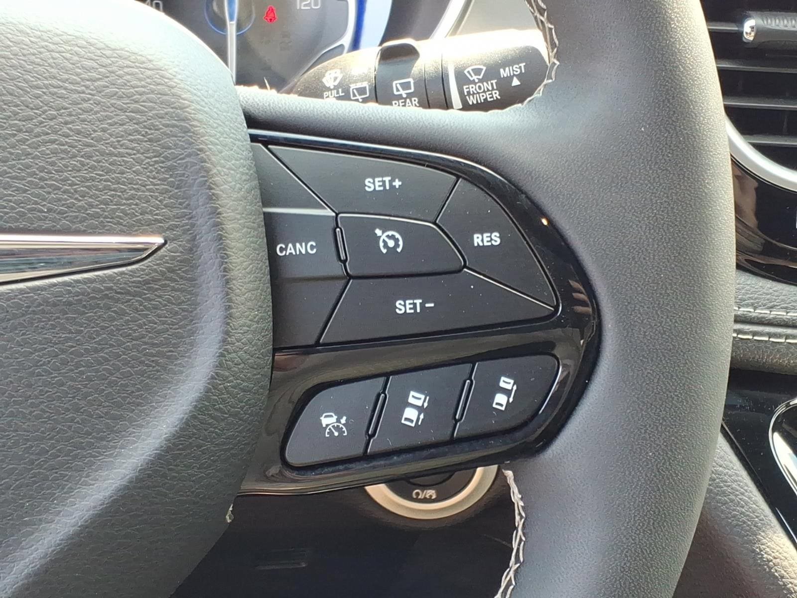 Used 2025 Chrysler Pacifica Limited FWD image 26