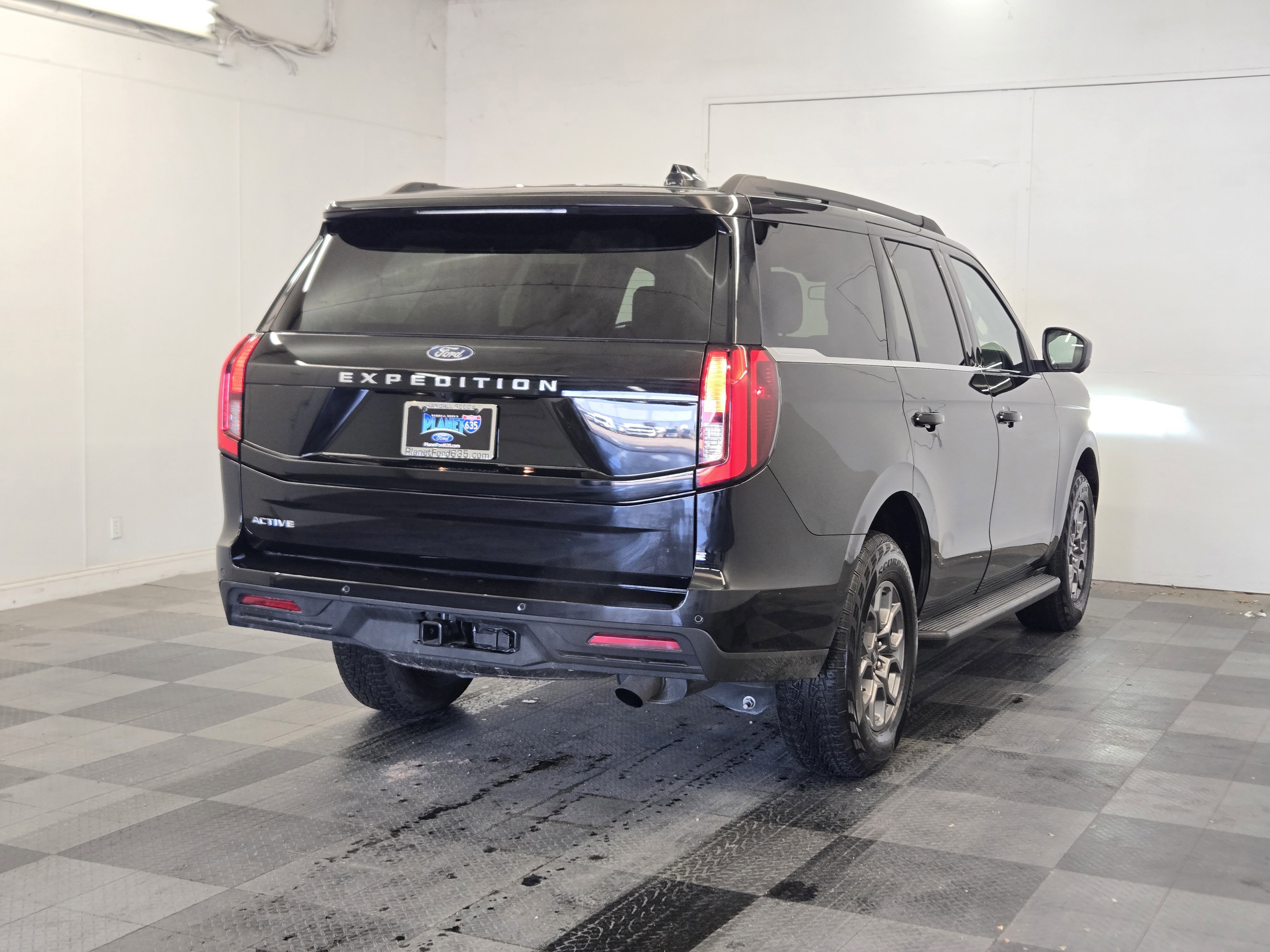 Certified 2025 Ford Expedition Active image 4