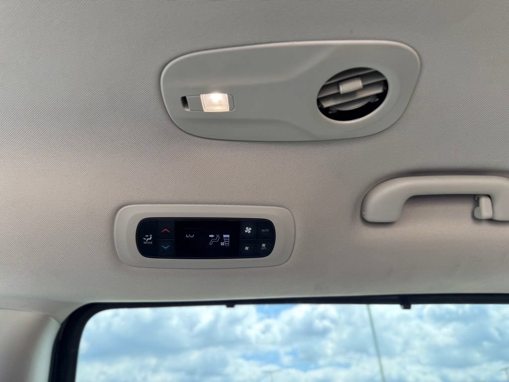 Used 2022 Chrysler Pacifica Touring-L FWD image 41