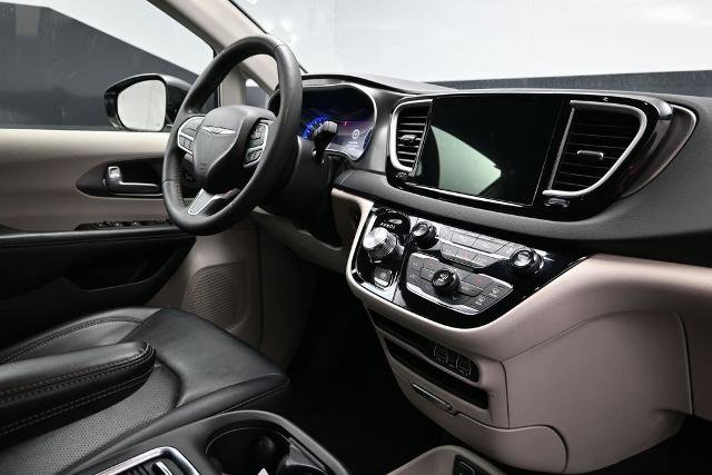 Used 2024 Chrysler Pacifica Touring-L FWD image 15