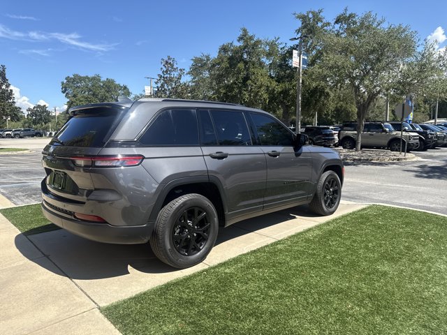 Used 2025 Jeep Grand Cherokee Altitude RWD image 3