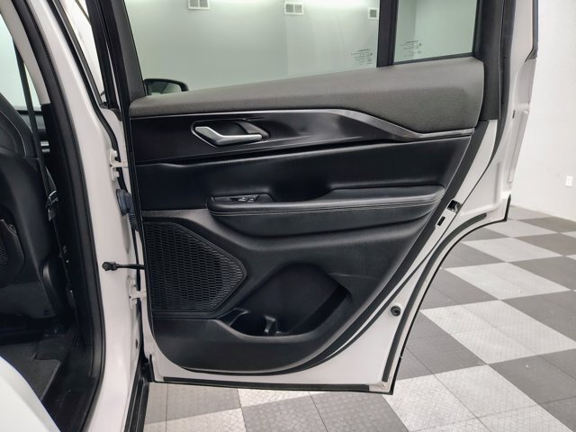 Used 2023 Jeep Grand Cherokee Laredo AWD/4WD image 23