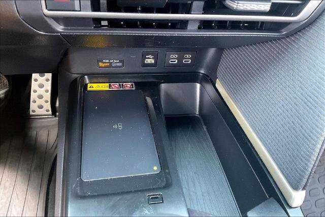 Used 2025 Toyota Camry SE w/ Convenience Package FWD image 32