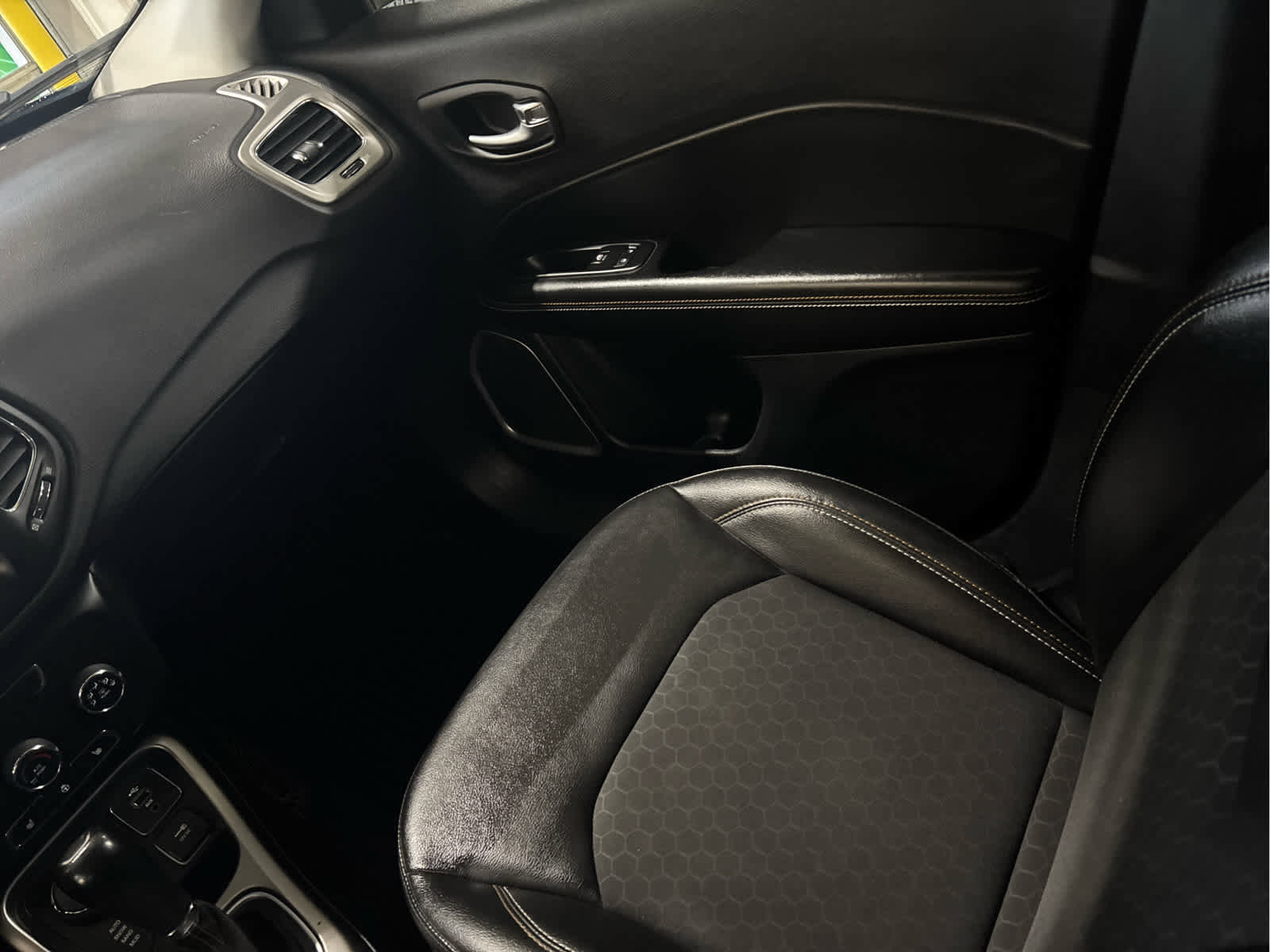 Used 2018 Jeep Compass Latitude w/ Cold Weather Group image 13