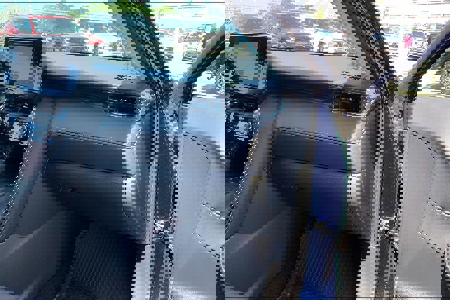 Used 2024 Toyota Venza LE AWD/4WD image 17