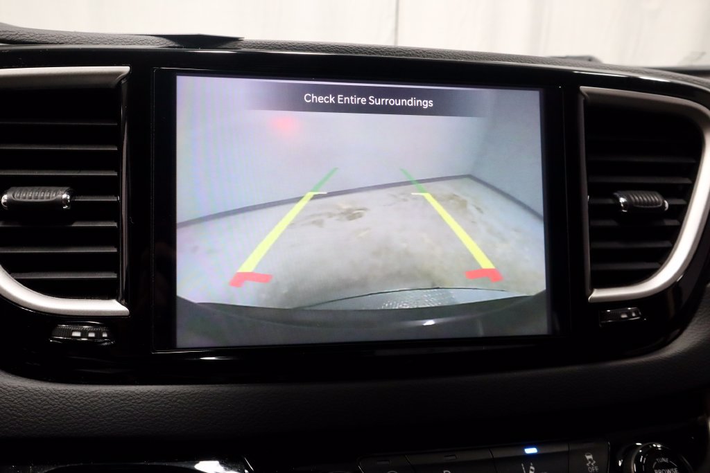 Used 2023 Chrysler Pacifica Touring-L FWD image 2