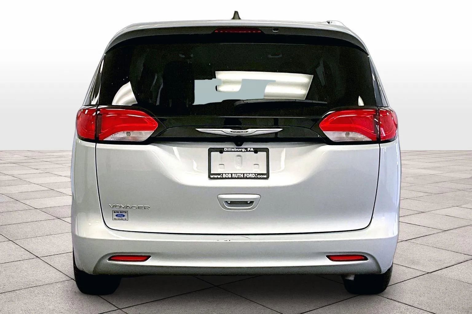 Used 2023 Chrysler Voyager LX image 4