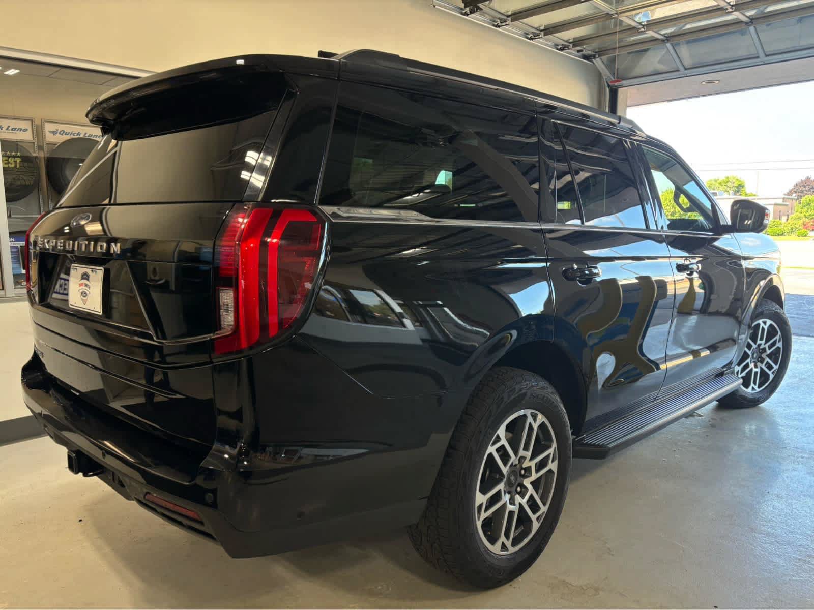 Certified 2025 Ford Expedition Active AWD/4WD image 8