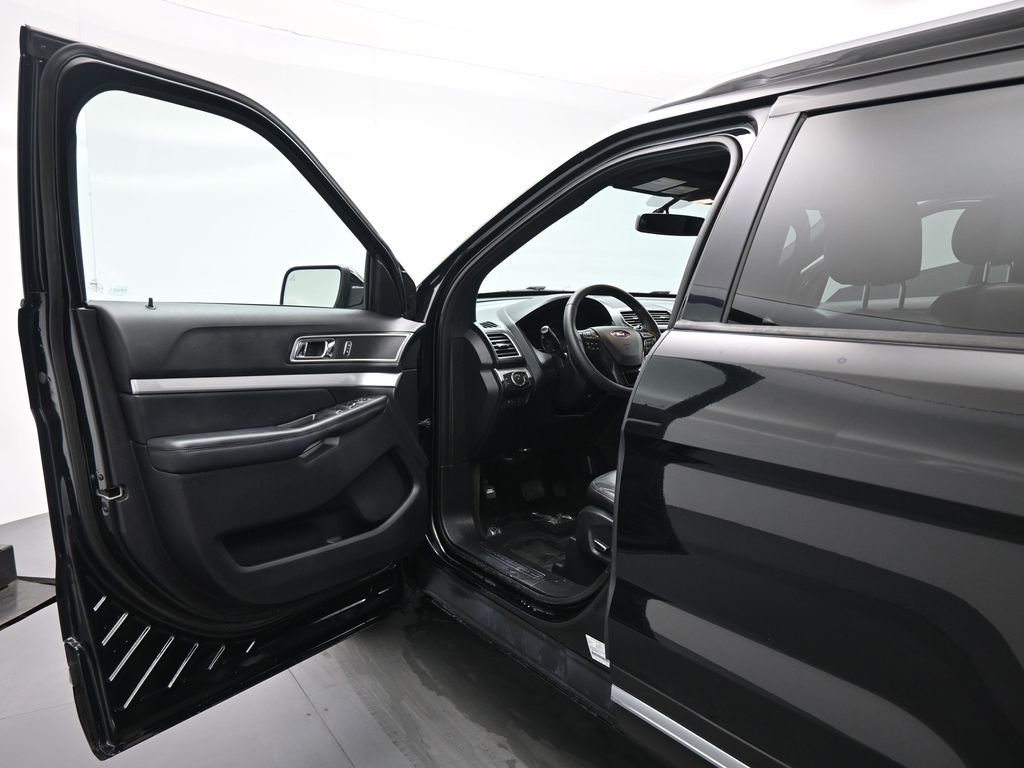 Certified 2017 Ford Explorer XLT w/ Equipment Group 202A image 9