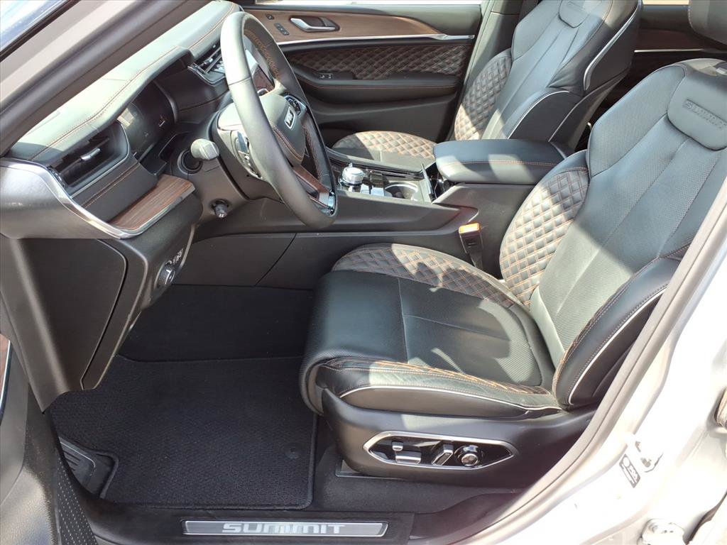 Used 2025 Jeep Grand Cherokee Summit AWD/4WD image 5