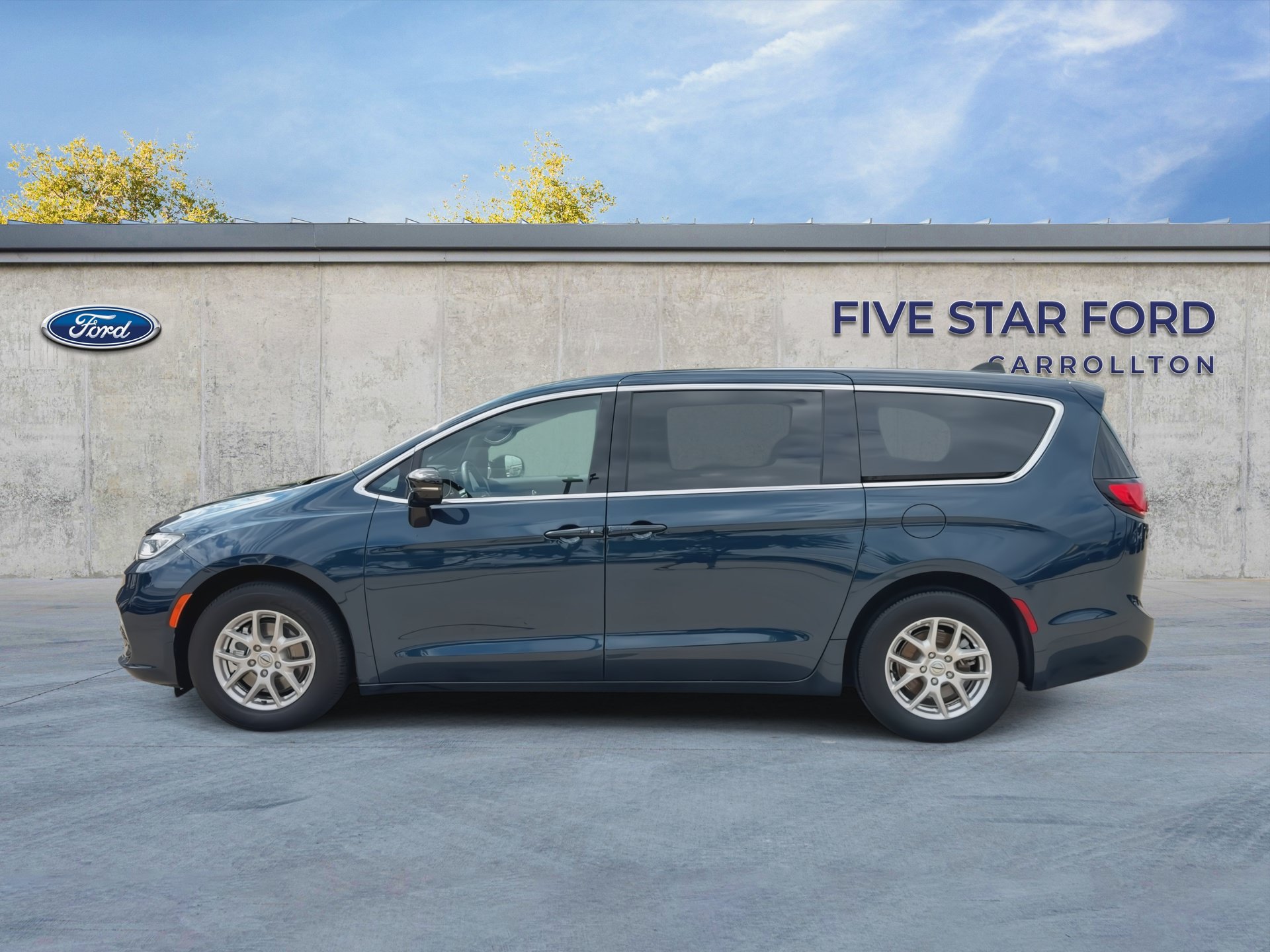 Used 2025 Chrysler Pacifica Select FWD image 5