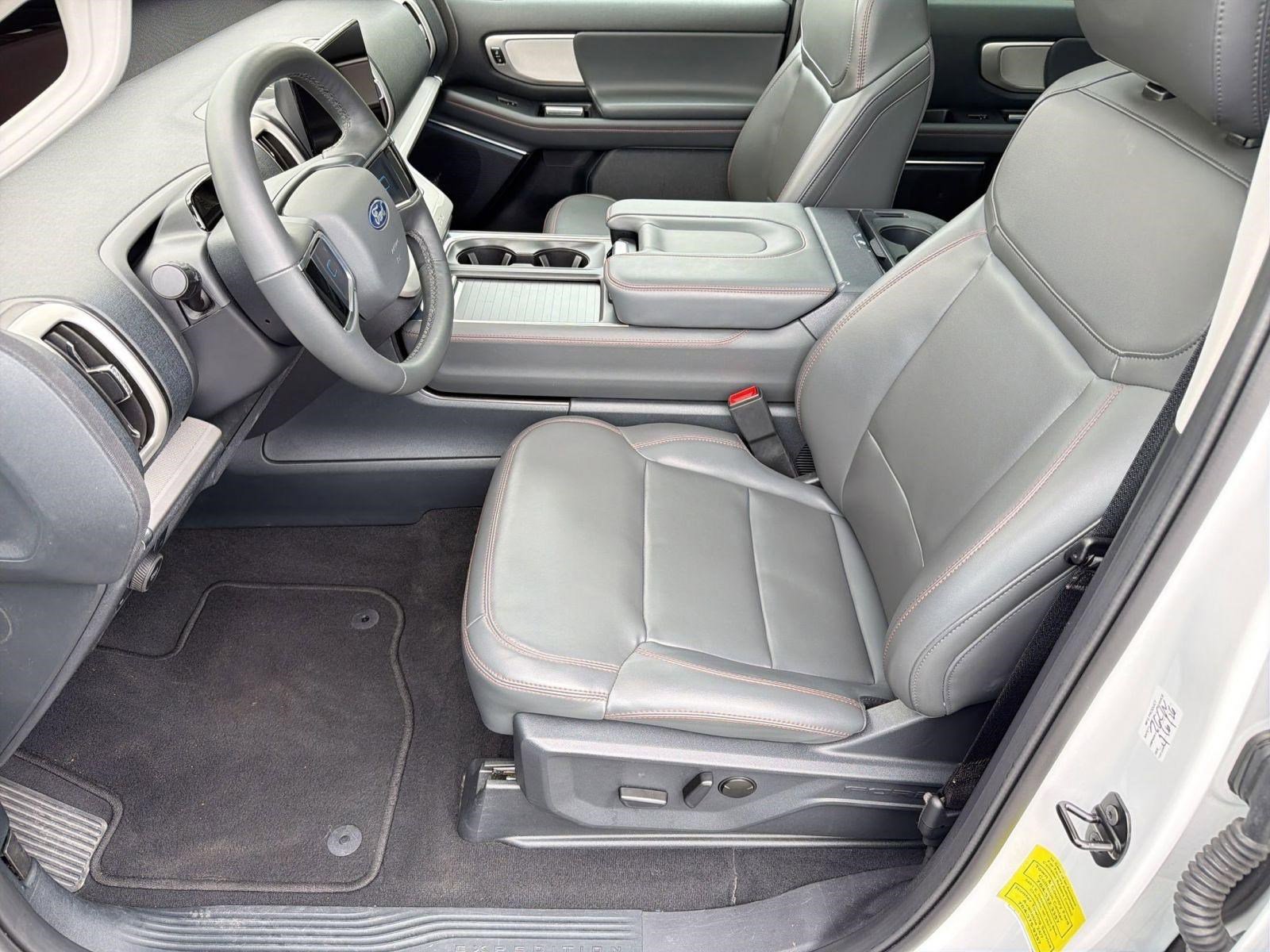 Certified 2025 Ford Expedition Active AWD/4WD image 5