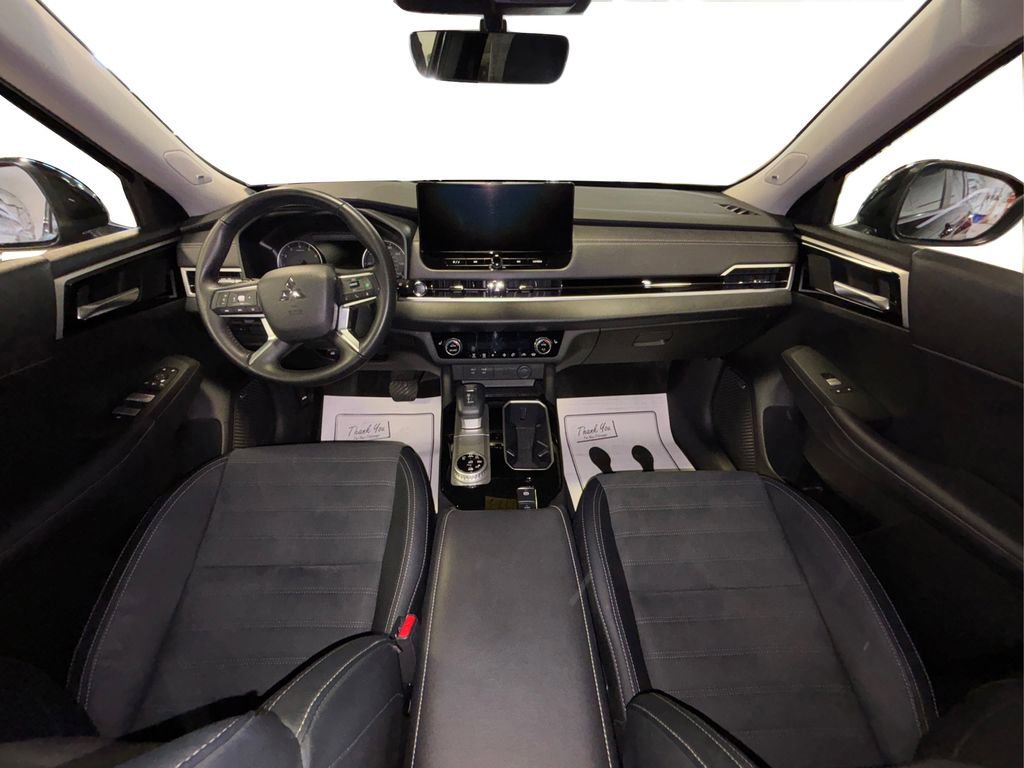 Used 2025 Mitsubishi Outlander SE image 25