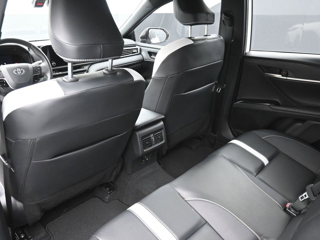 Used 2025 Toyota Camry SE image 2