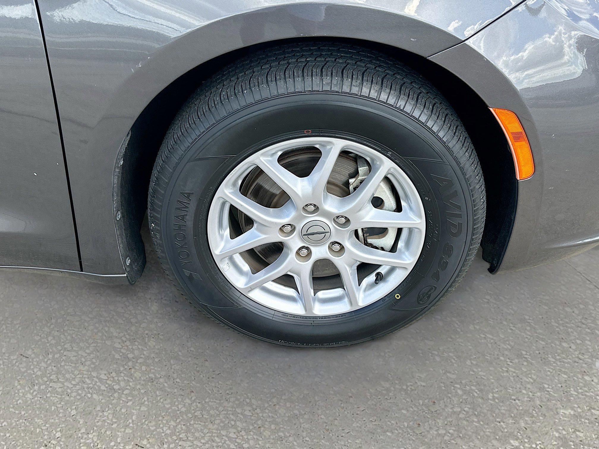 Used 2023 Chrysler Pacifica Touring-L image 30