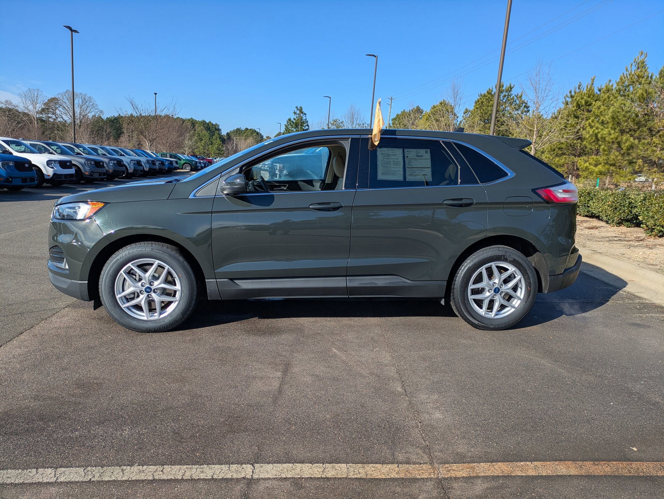 Certified 2022 Ford Edge SEL w/ Convenience Package image 3