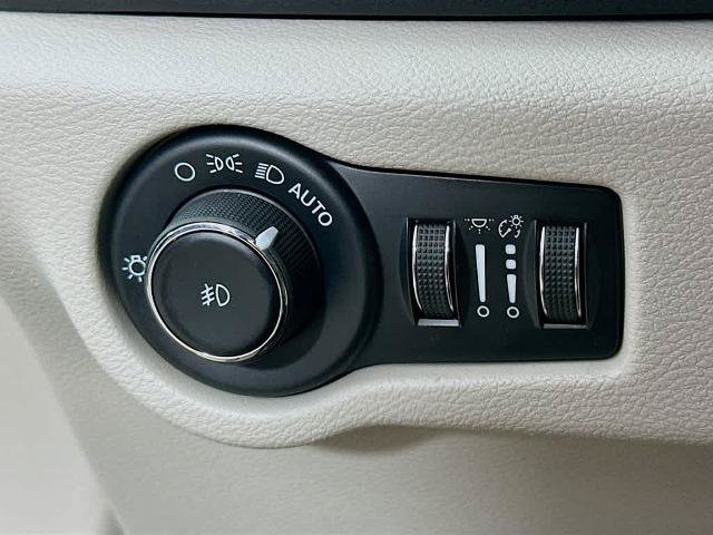 Used 2023 Chrysler Pacifica Touring-L FWD image 24