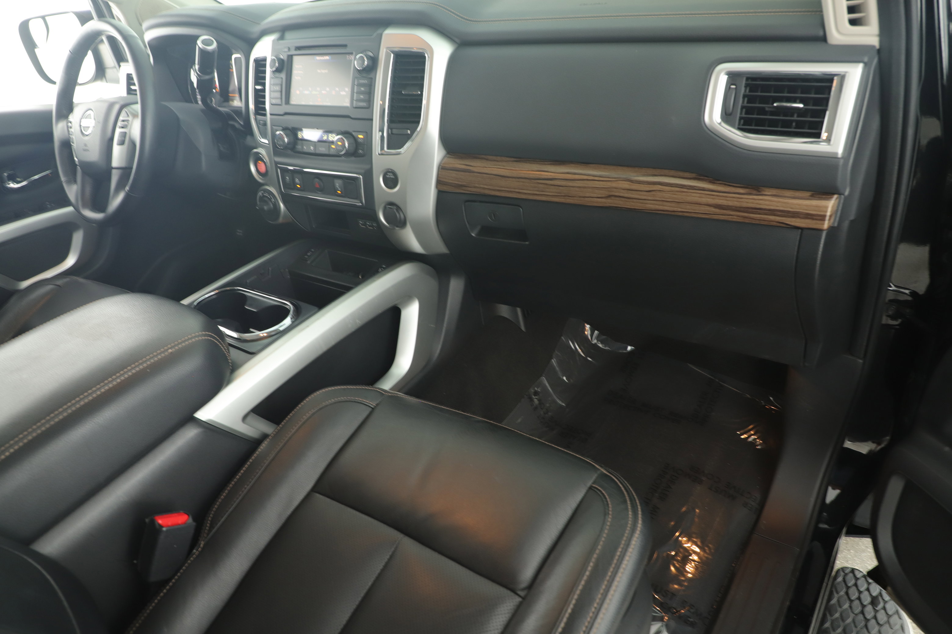 Used 2019 Nissan Titan SL image 23