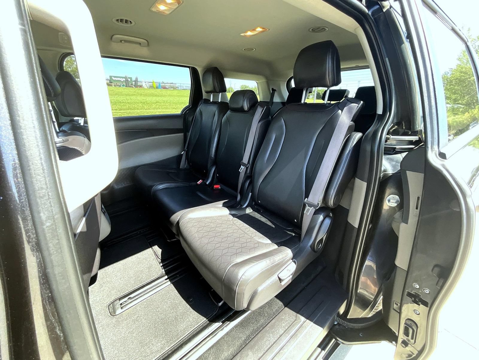 Used 2025 Kia Carnival FWD image 21