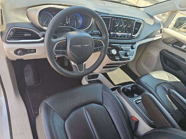 Used 2024 Chrysler Pacifica Touring-L FWD image 16