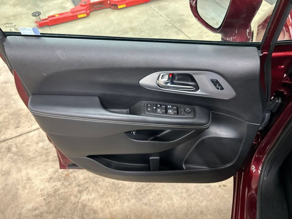 Used 2022 Chrysler Pacifica Touring-L w/ S Appearance Package FWD image 14