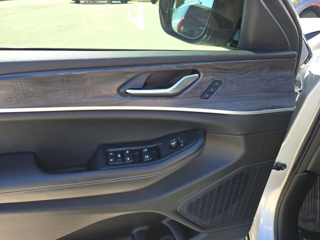 Used 2024 Jeep Grand Cherokee L Limited w/ Luxury Tech Group II AWD/4WD image 12