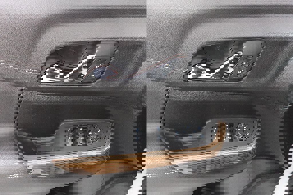 Used 2023 GMC Acadia SLE image 8