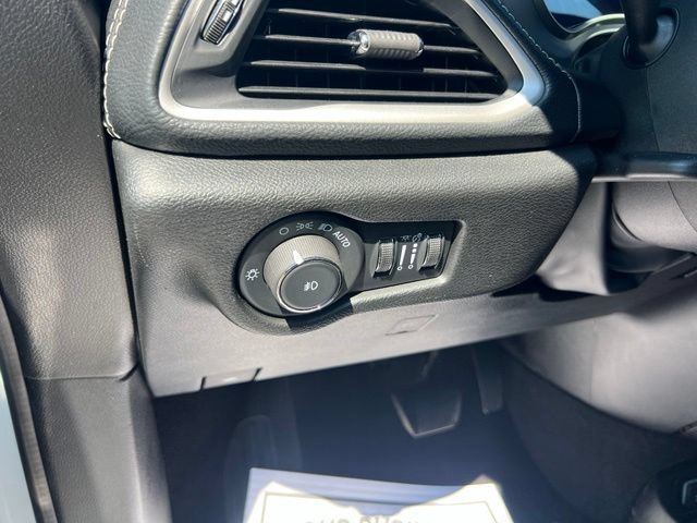 Used 2024 Chrysler Pacifica Limited FWD image 9