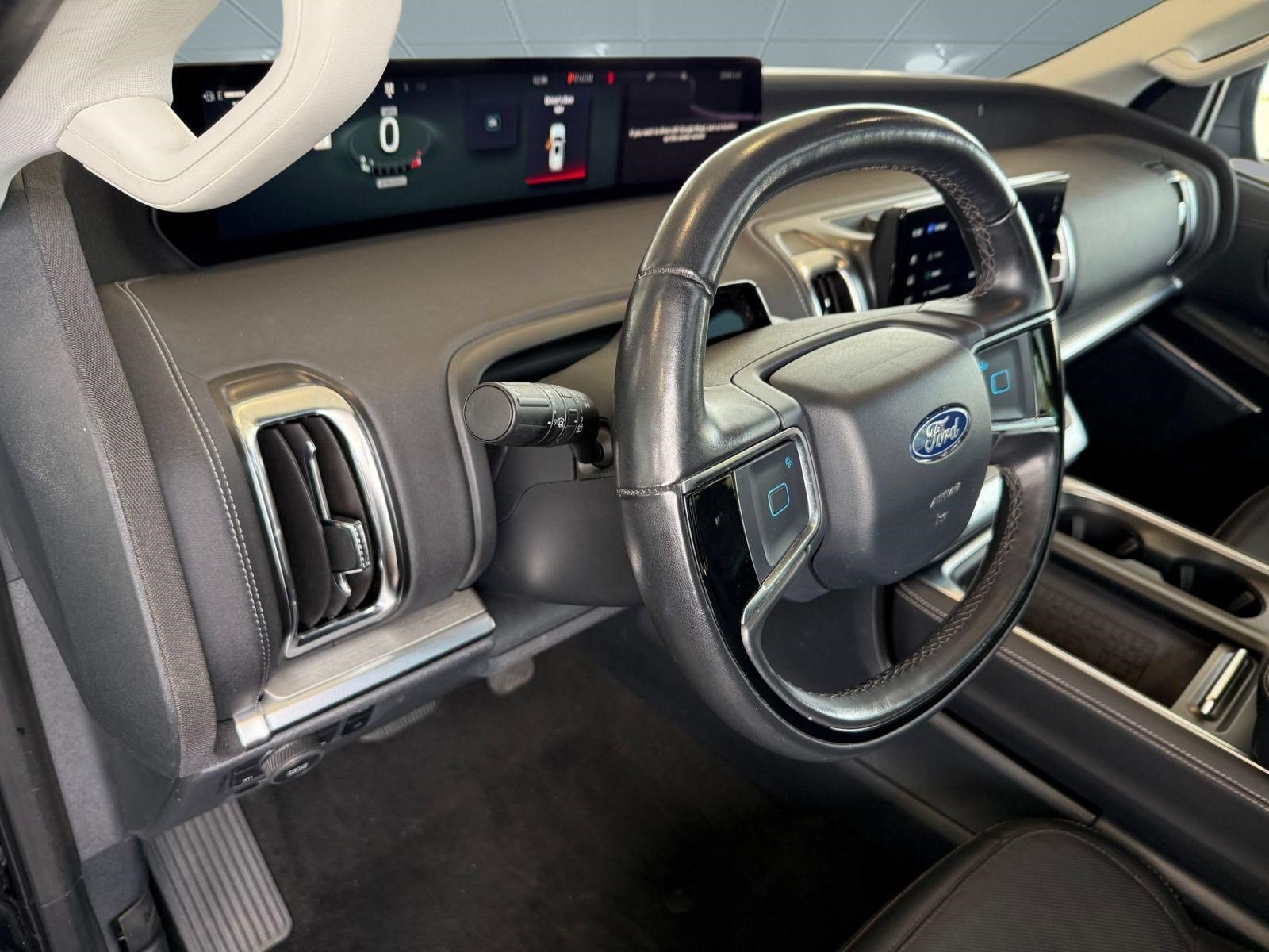 Certified 2025 Ford Expedition Max Platinum AWD/4WD image 4