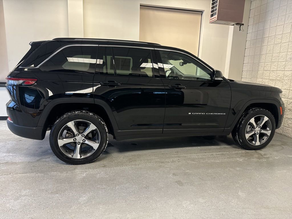 Used 2023 Jeep Grand Cherokee Limited w/ Trailer Tow Prep Group (B) image 3