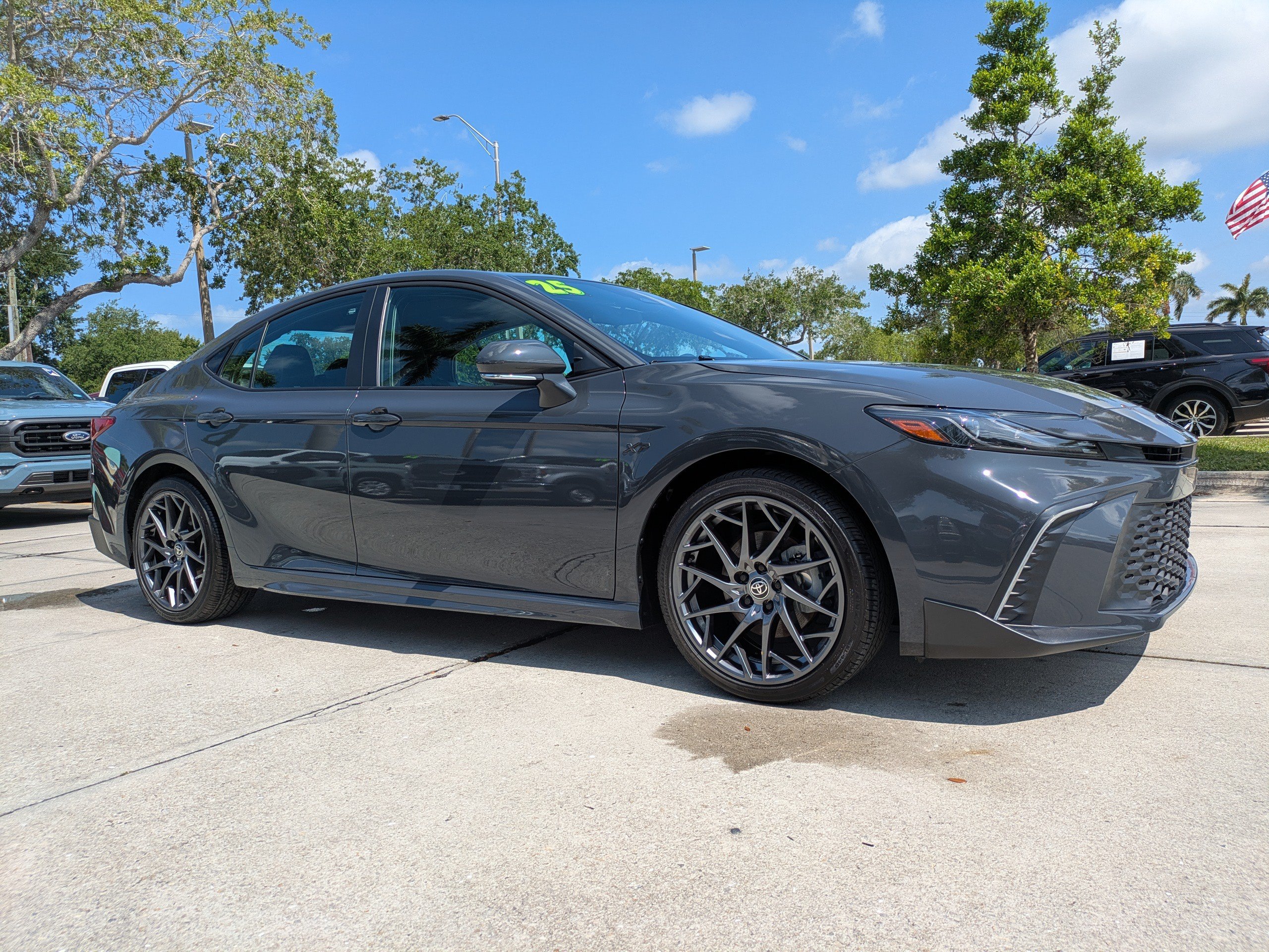 Used 2025 Toyota Camry SE FWD image 2