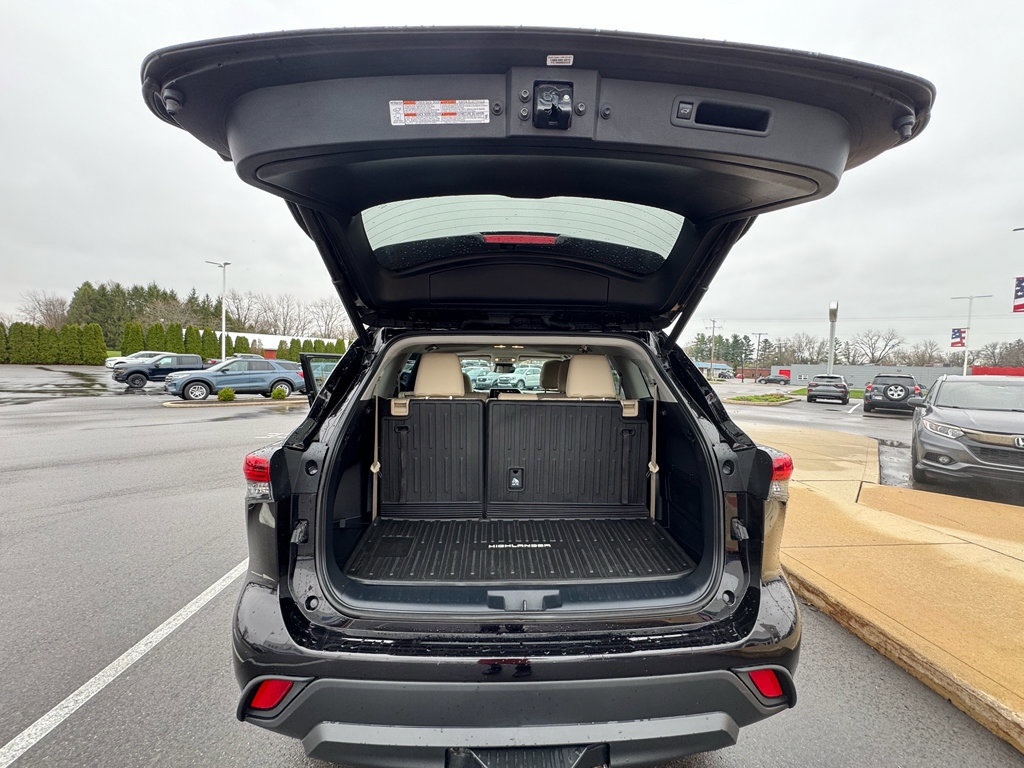 Used 2022 Toyota Highlander XLE AWD/4WD image 31