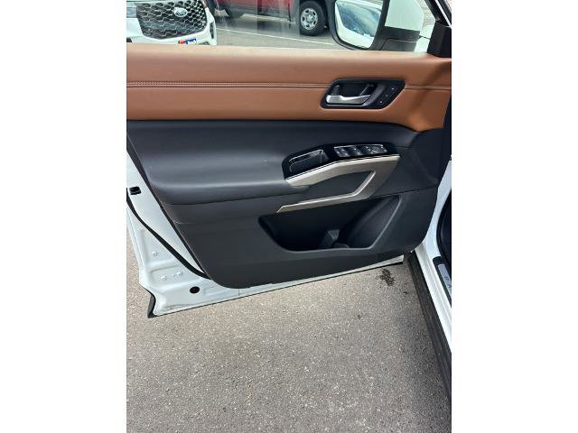 Used 2024 Nissan Pathfinder Platinum FWD image 11