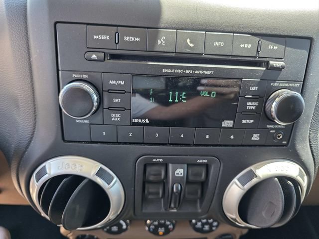 Used 2017 Jeep Wrangler Unlimited Rubicon w/ Connectivity Group AWD/4WD image 14