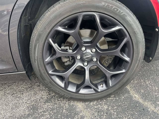 Used 2019 Chrysler 300 Touring w/ Sport Appearance Package RWD image 11